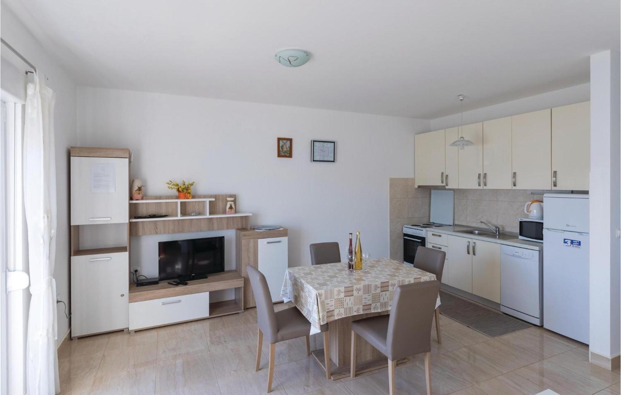 1 Bedroom Cozy Apartment In Klek Esterno foto
